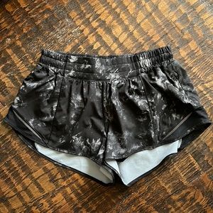 Lululemon Hotty Hot Shorts 2.5”